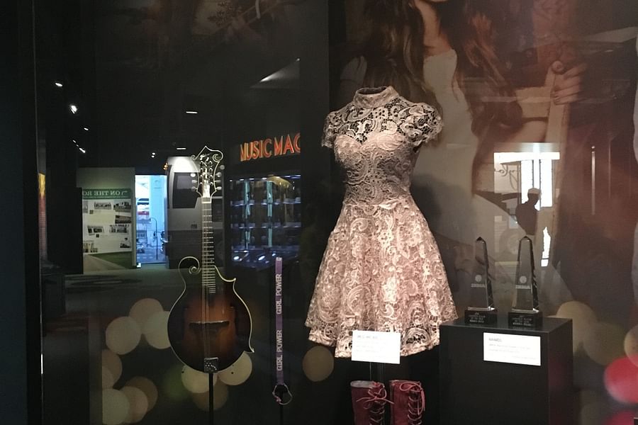 Sierra Hull live performance