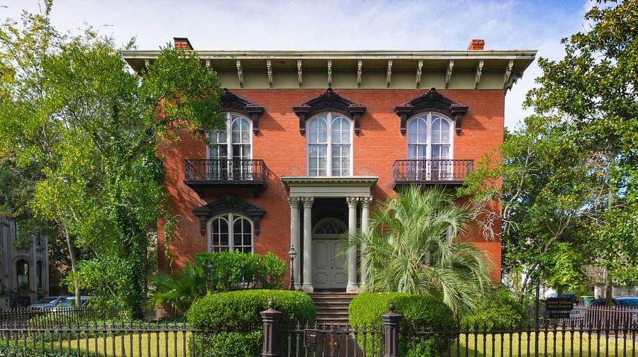 Scenic view of Savannah\'s Historic District with its iconic architecture and cobblestone streets
