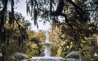 What are the must-see sights for a visitor to Savannah, Georgia?